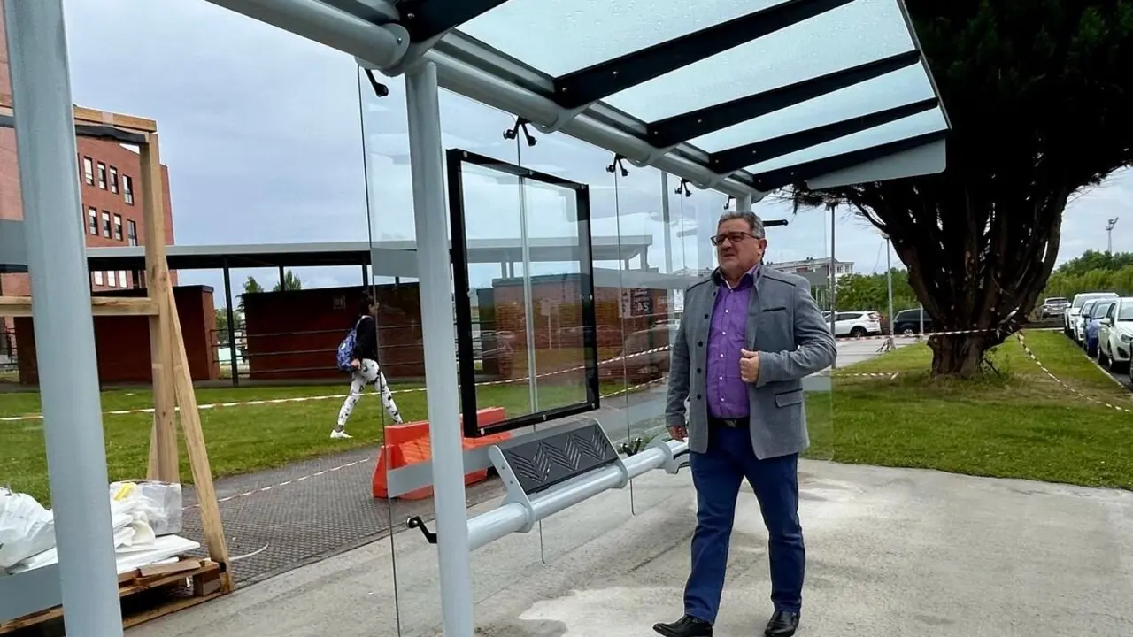 Imagen de la nueva marquesina al pie de la zona de Consultas Externas del Hospital El Bierzo.