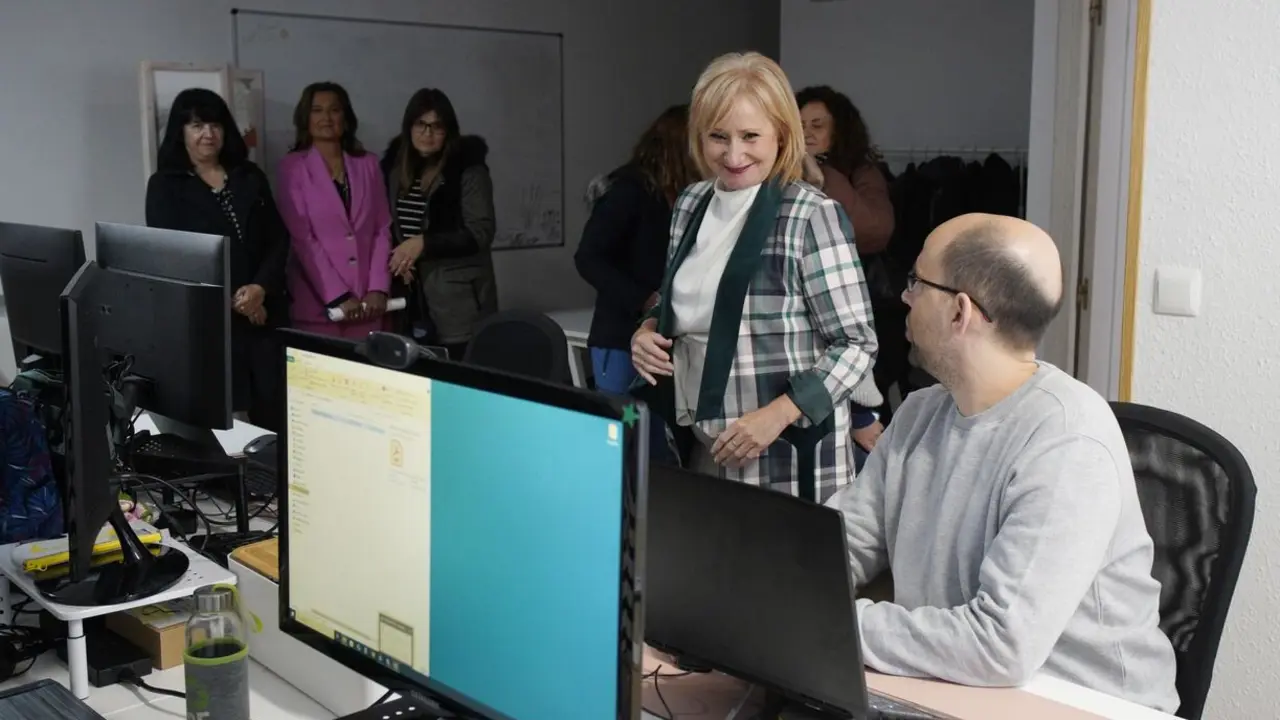 La consejera de Industria, Comercio y Empleo, Leticia García, durante su visita a la Cooperativa Panacea en Ponferrada. Foto: César Sánchez.