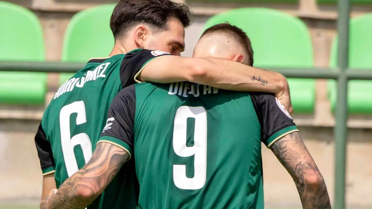 Dos jugadores del Sestao celebran un gol en la presente temporada.