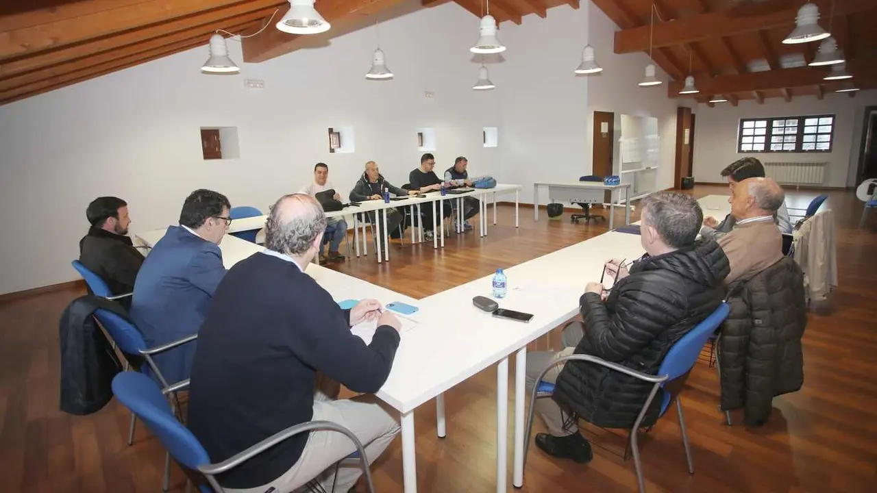 Reunión entre sindicatos y patronal en la Cámara de Comercio de Ponferrada para negociar el convenio colectivo del sector de la pizarra en Castilla y León