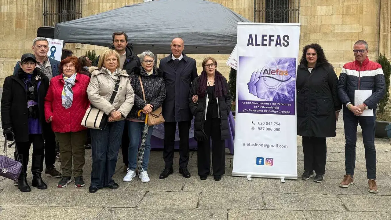 La asociación Alefas conmemoró este lunes el Día Mundial de la Fibromialgia y el Síndrome de Fatiga Crónica con una acción de sensibilización en pleno centro de la ciudad. Fotos: Ayto León