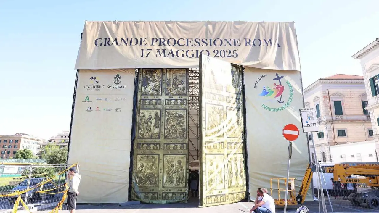 La emblemática talla de Nuestro Padre Jesús Nazareno avanza en una peregrinación histórica para desfilar en la gran procesión del 17 de mayo en la Ciudad Eterna.