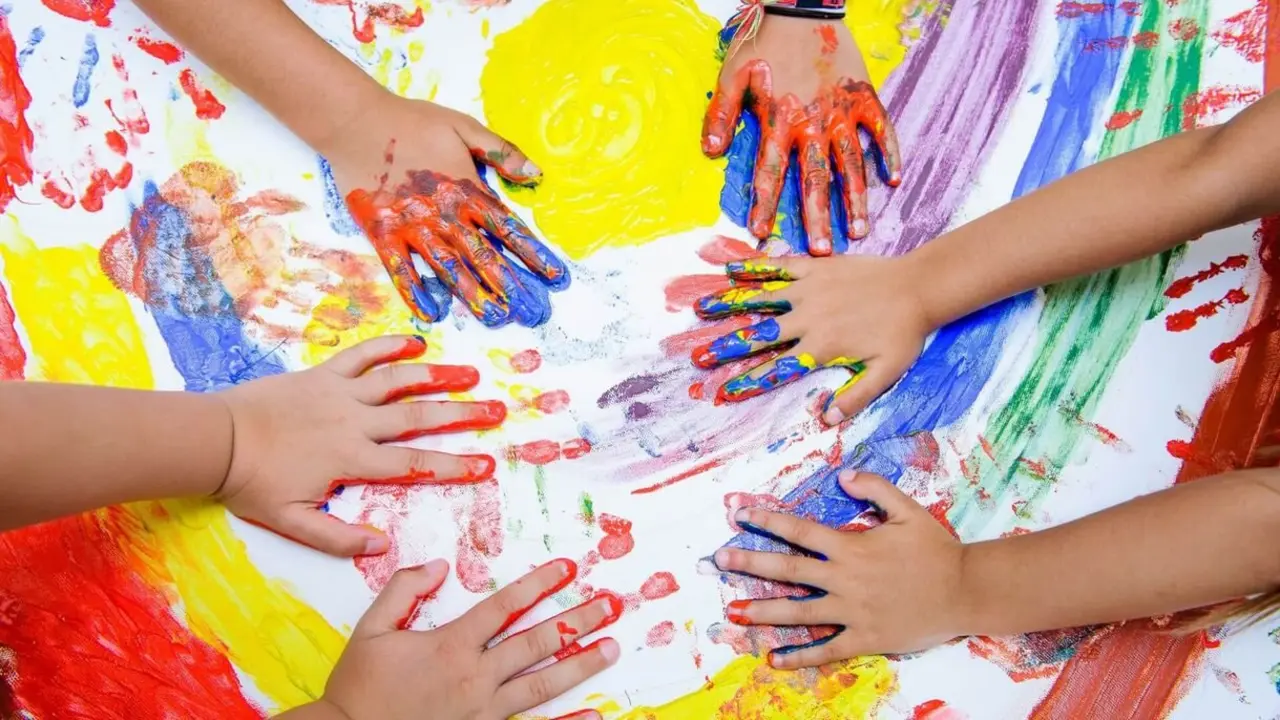 Imagen de archivo de niños pintando.