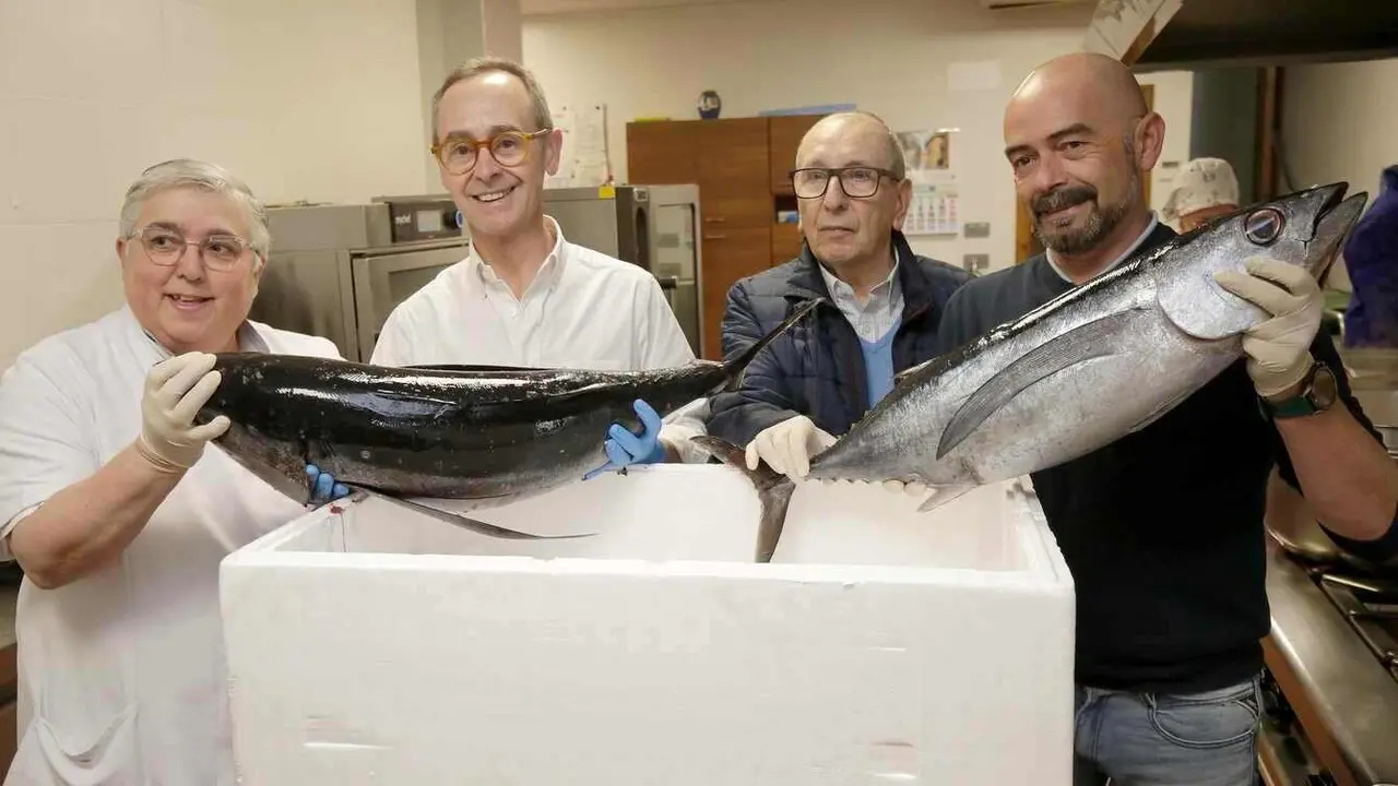 Alimerka dona a la Asociación Leonesa de Caridad el primer bonito del norte rulado en Avilés