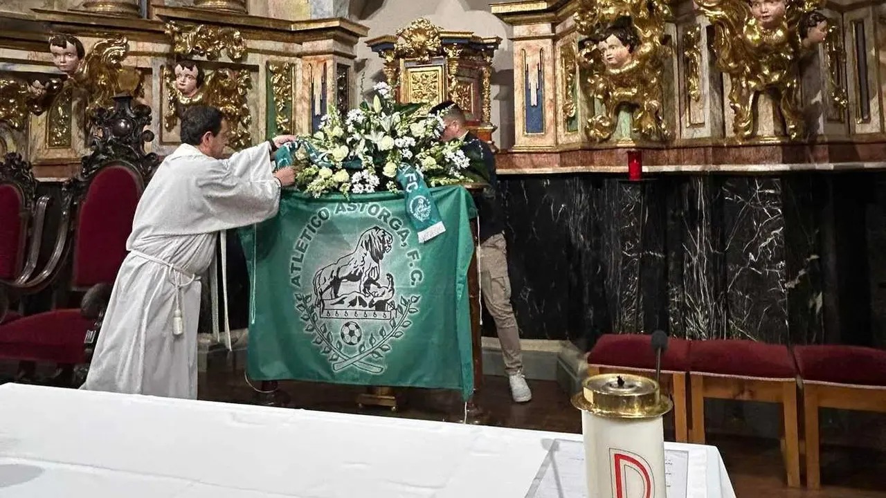 Tras visitar el Ayuntamiento, la plantilla continuó con los actos de celebración llevando a cabo una ofrenda a la Virgen de Santa Marta.
