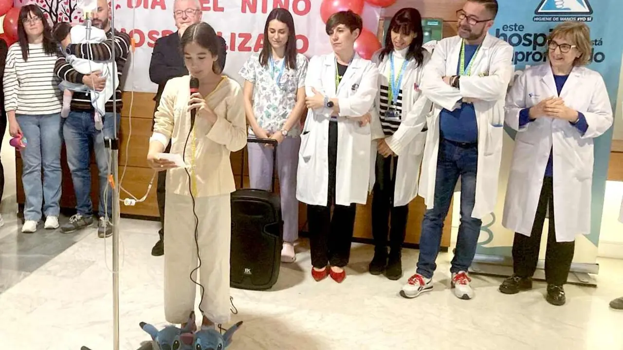 Lectura de poemas en el Día del Niño en el Hospital de León.