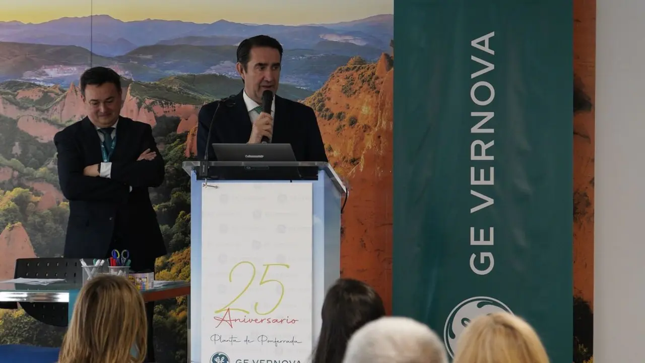 El consejero de Medio Ambiente, Vivienda y Ordenación del Territorio de la Junta de Castilla y León, Juan Carlos Suárez-Quiñones, durante el acto del 25 aniversario de la empresa GE Vernova de Ponferrada. Foto: César Sánchez.