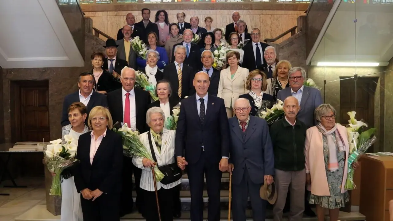 Foto de grupo de las parejas que celebran sus Bodas de Oro y de Diamante.