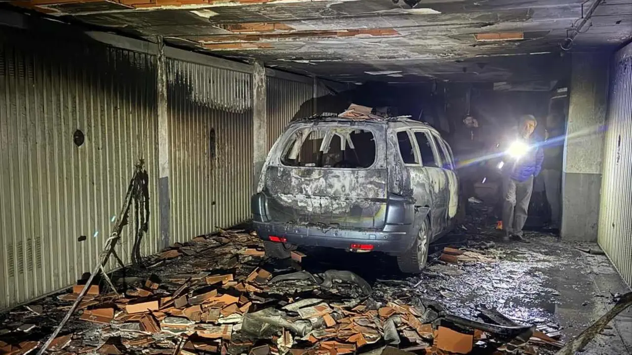 El incendio de un vehículo en una cochera de Nava deja 20 viviendas inhabitables y amenazó a todo el bloque con temperaturas de mil grados.