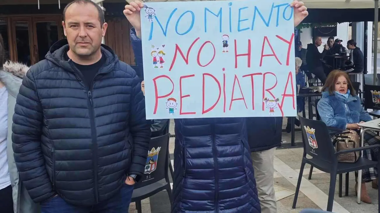 Centenares de familias claman en la Plaza Mayor por la cobertura urgente y estable de las plazas de pediatría. El movimiento ciudadano exige una solución real y acusa a las administraciones de “mentir y abandonar a sus vecinos”.
