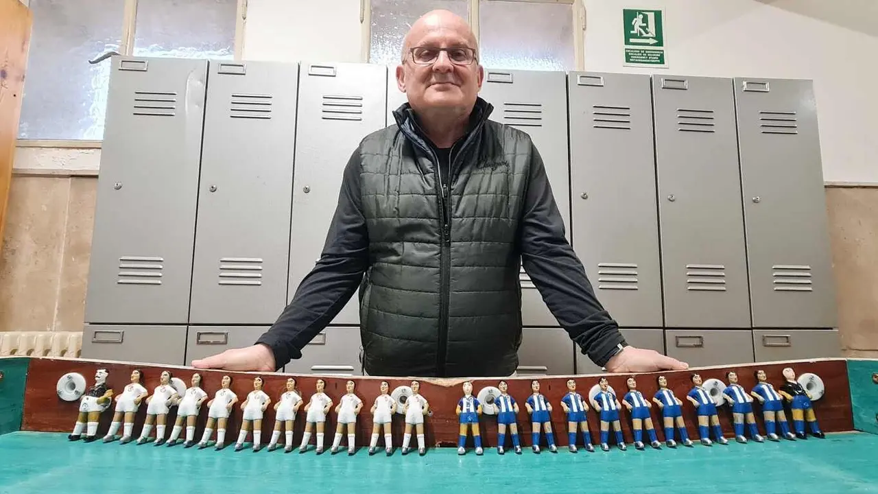 Eduardo Sánchez Compadre, doctor de la Universidad de León y licenciado en Antropología Física, recupera el viejo futbolín del Colegio Europa pero ahora con un aire provincial: la Cultural frente a la Ponferradina.