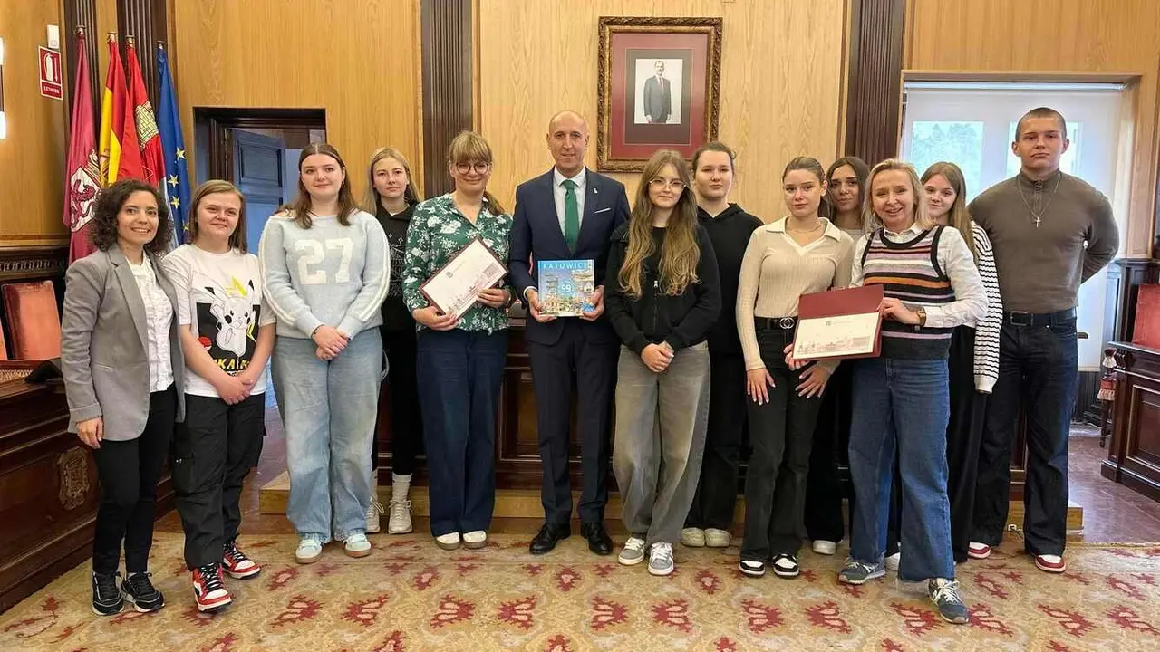 Los alumnos, durante la recepción oficial con el alcalde de León.