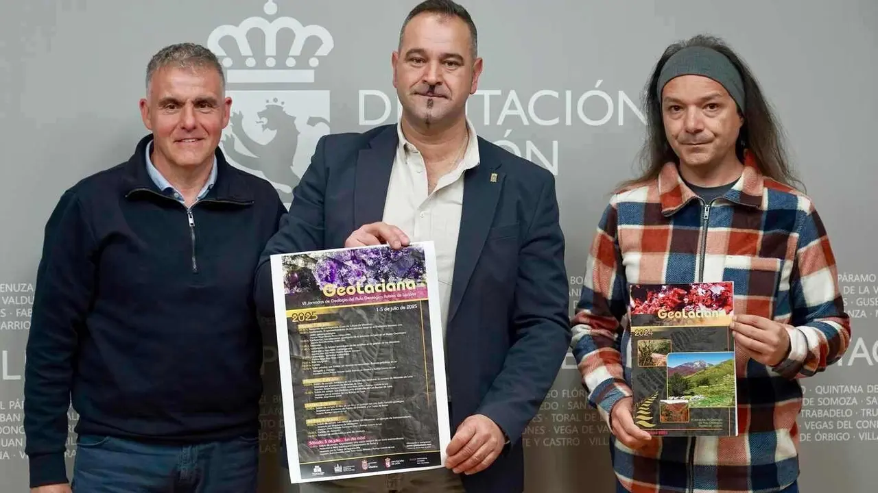 El diputado de Cultura, Arte y Patrimonio de la Diputación de León, Emilio Martínez, presenta las Jornadas Geolaciana acompañado del coordinador de las jornadas, Rodrigo Castaño de Luis, y el representante del Aula Geológica de Robles y miembro de la asociación Amigos de Sierra Pambley, Policarpo Fernández López