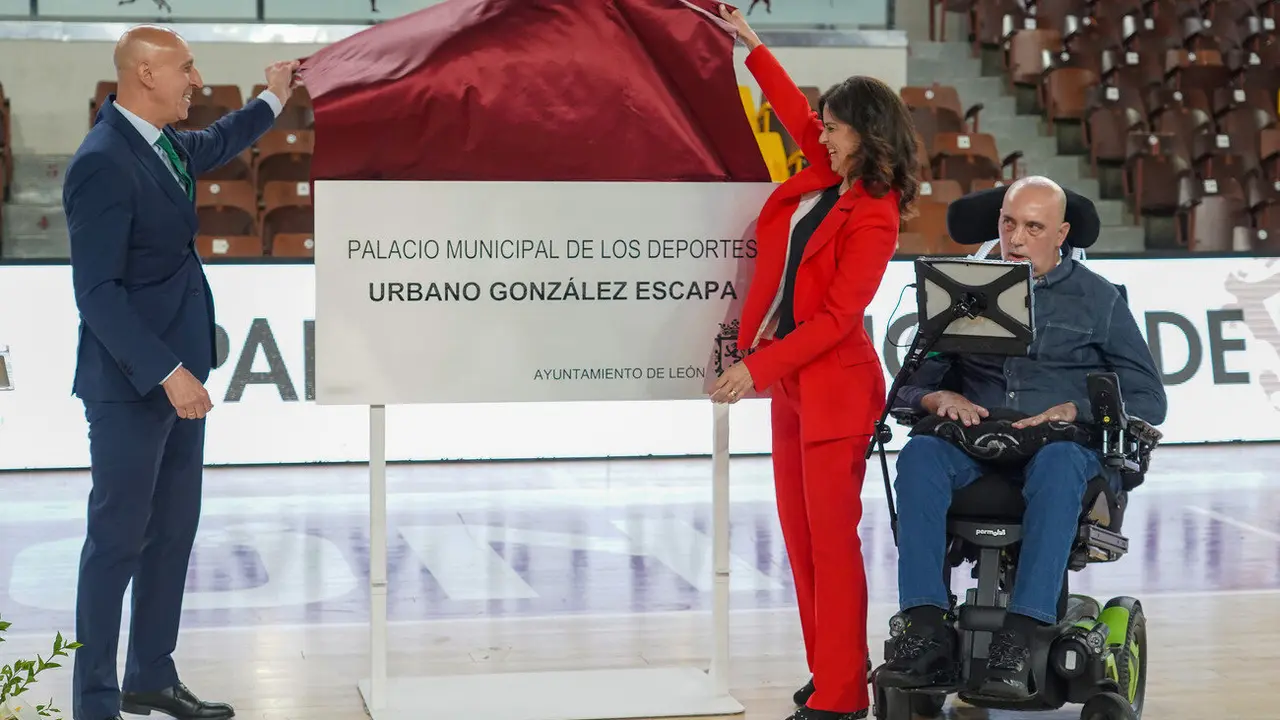 El alcalde de León, José Antonio Diez, preside el acto de descubrimiento de la placa del Palacio Municipal de Deportes Urbano González Escapa. Foto: Campillo.