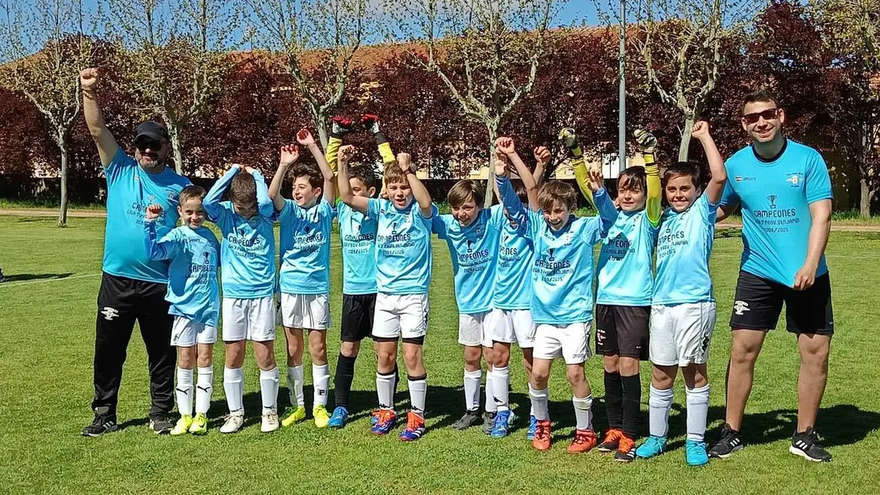 Los equipos infantil, alevín y benjamín logran el campeonato y el ascenso; además, el Aero Club acogerá este verano el campus oficial del Atlético de Madrid