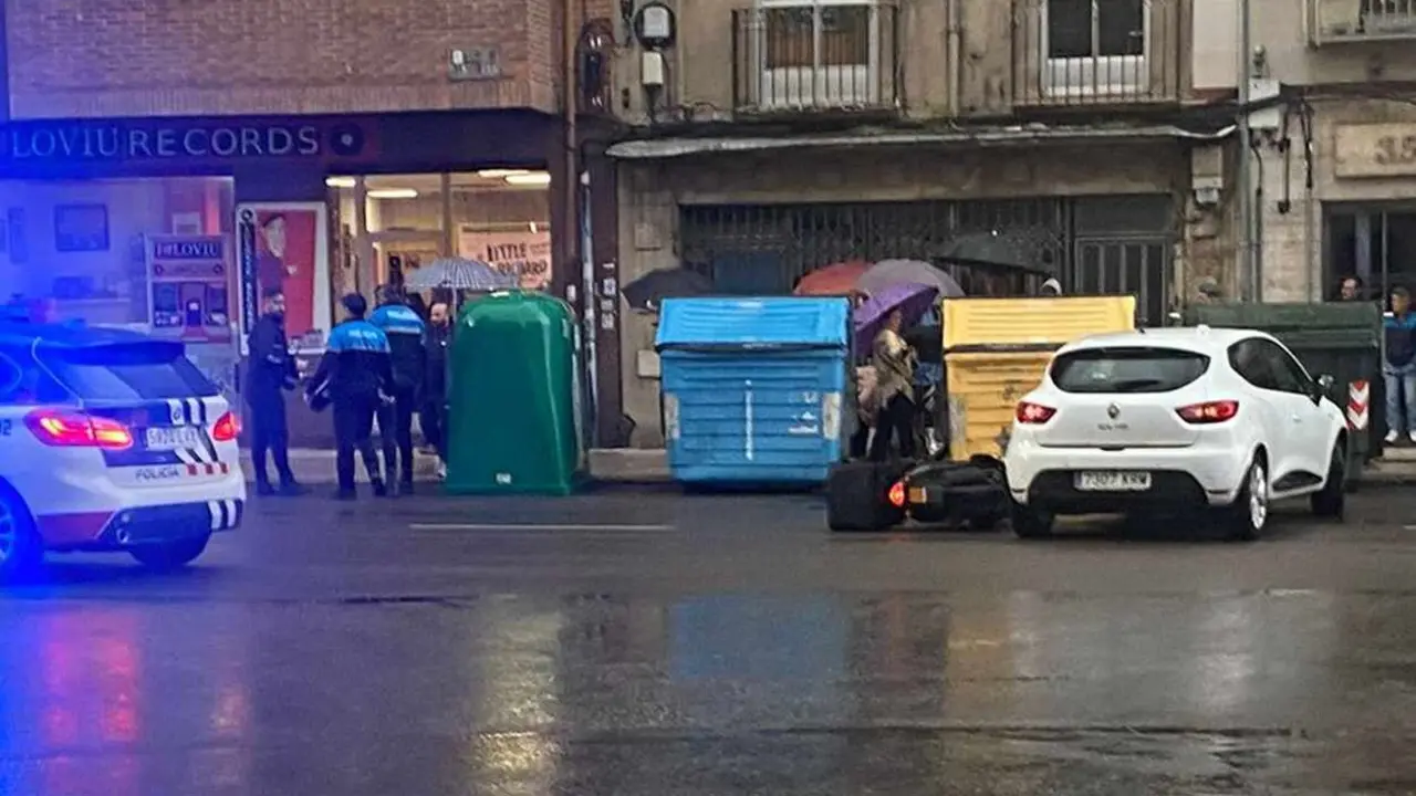 Imagen del lugar del accidente, con efectivos de la Policía Local junto al vehículo contra el que impactó la moto.