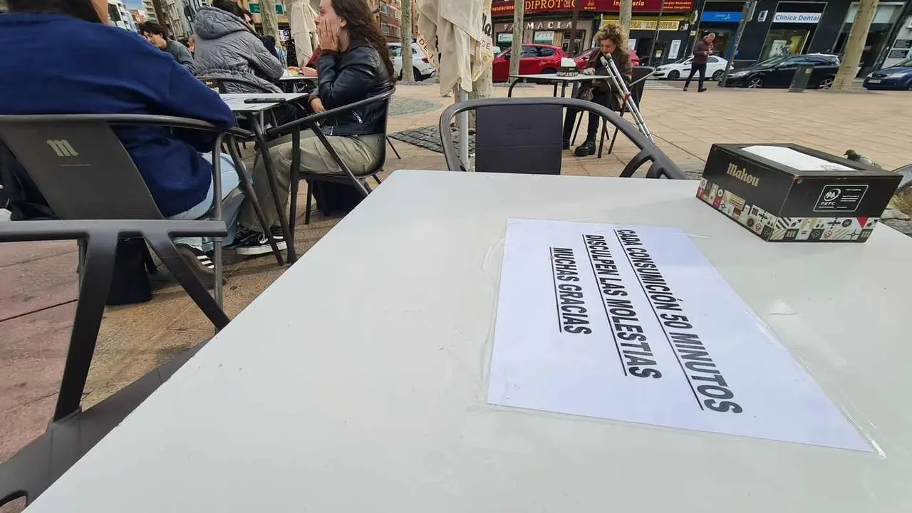 Algunos establecimientos de hostelería de la Plaza de la Pícara Justina, en pleno corazón de León, ponen límite de tiempo a las consumiciones en terraza: 50 minutos, como máximo.