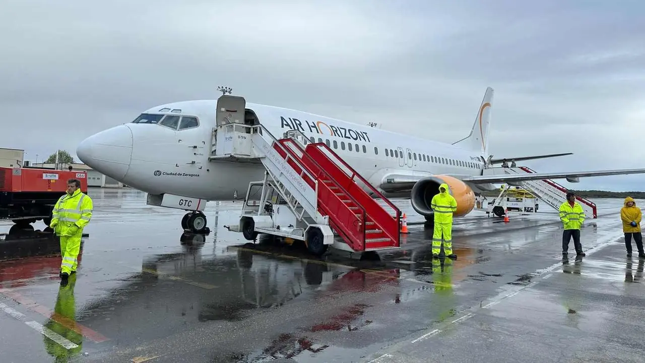 Imagen del Aeropuerto de León con un vuelo chárter dispuesto para despegar.
