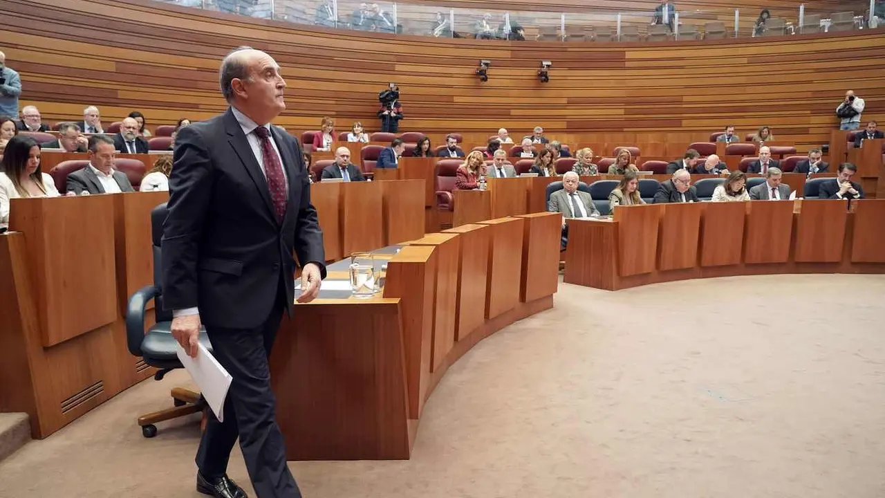 El Procurador del Común de Castilla y León, Tomás Quintana, presenta en el pleno de las Cortes el Informe Anual de la institución correspondiente al año 2024.