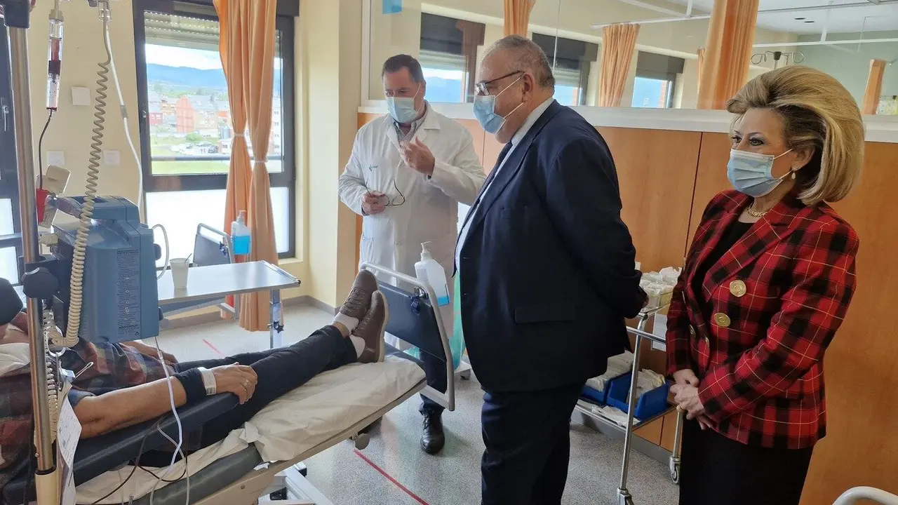 Alejandro Vázquez, consejero de Sanidad, durante su visita de ayer al Hospital del Bierzo.