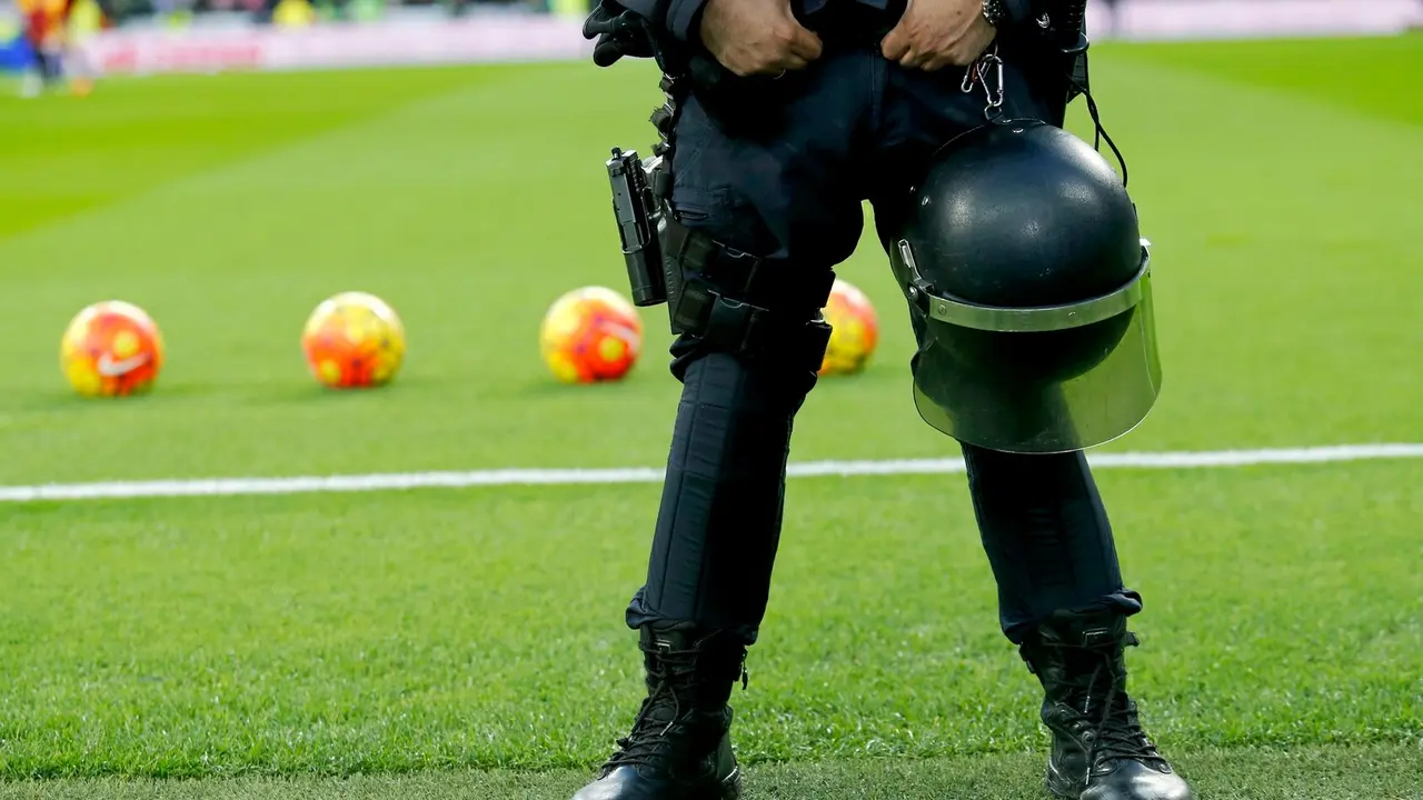 Unidades UIP de la Policía Nacional en un partido de fútbol.