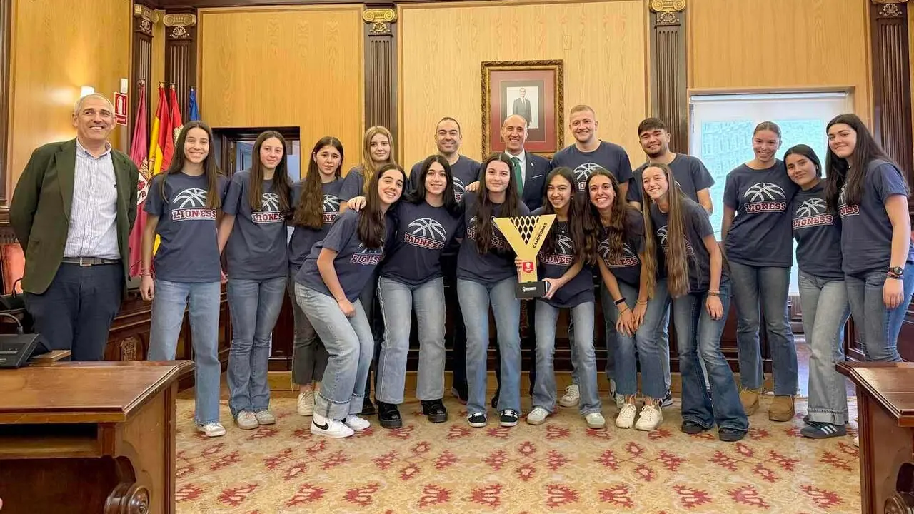 Un instante de la recepción oficial en el Ayuntamiento de León.