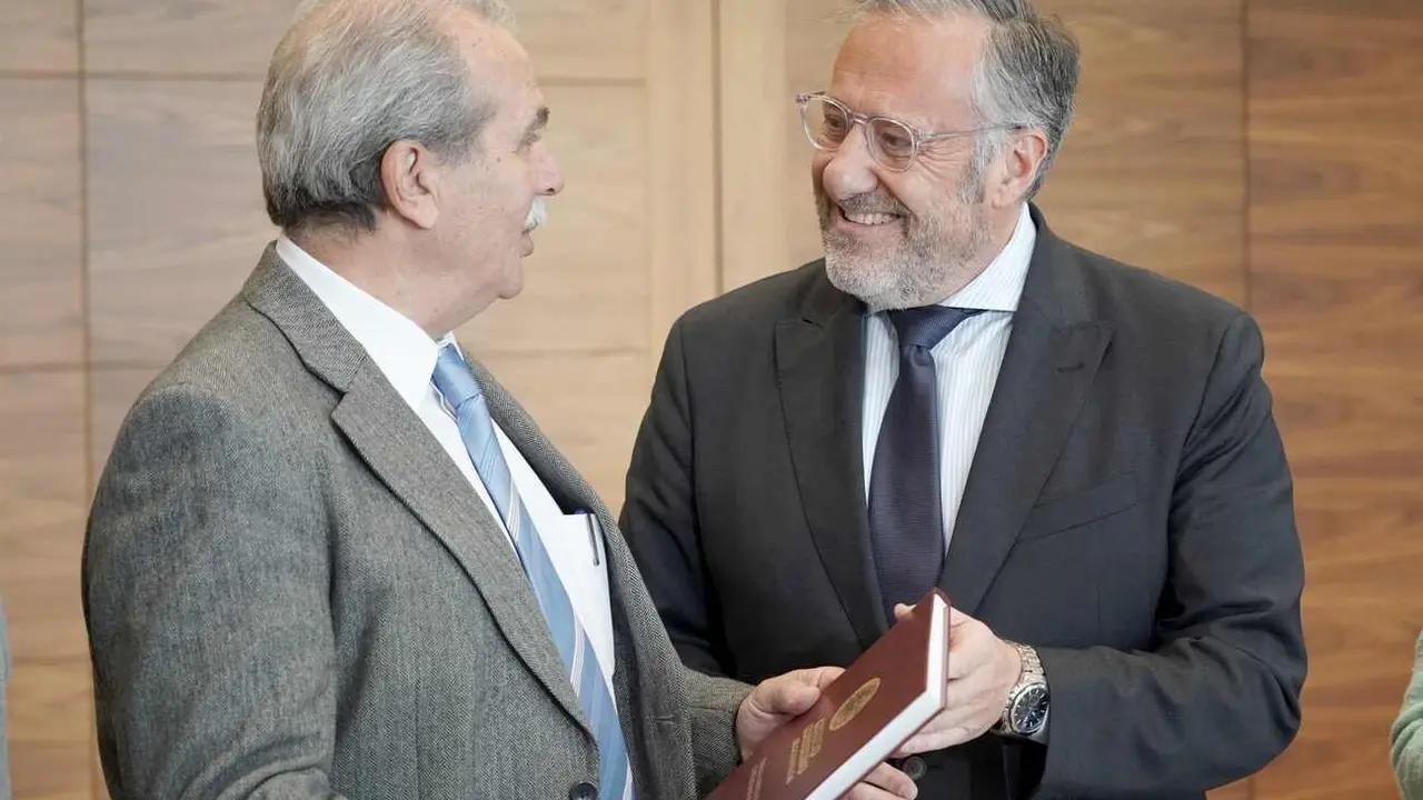 Carlos Pollán, en el momento de recibir la citada memoria.