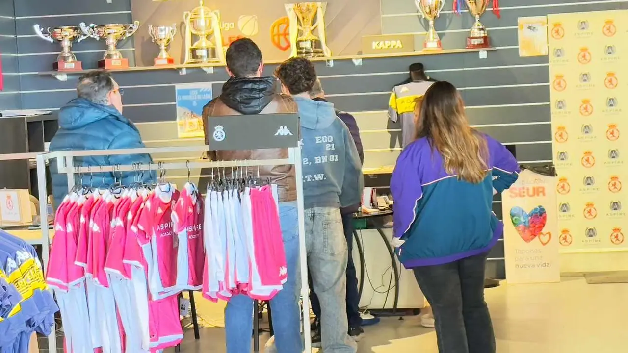 Los 350 aficionados beneficiados en el sorteo de entradas de la Cultural para el derbi acuden a las instalaciones del club con la confianza puesta en el equipo. Fotos: Carlos García
