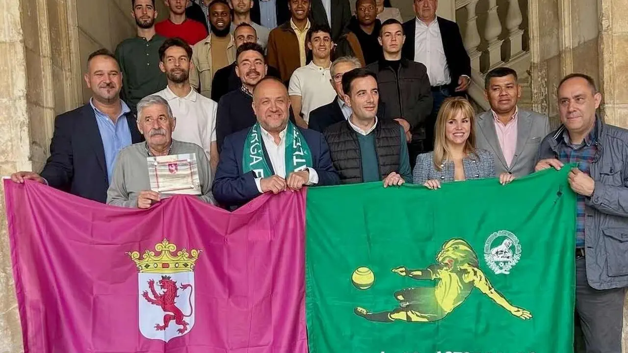 El club maragato celebra su ascenso a Segunda Federación con un recorrido institucional que le lleva a Diputación de León y Delegación de la Junta de Castilla y León. Fotos: Diputación de León | Carlos García
