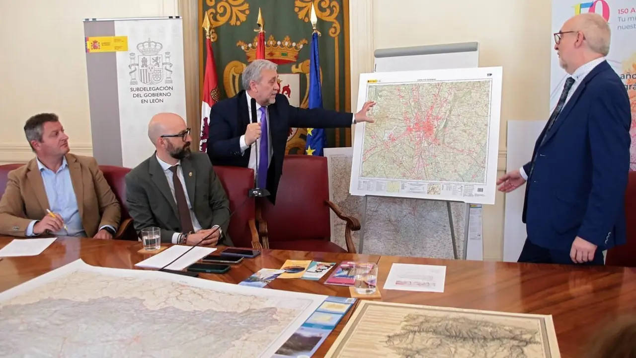 El subdelegado del Gobierno, Héctor Alaiz Moretón, el director regional del Instituto Geográfico Nacional en Castilla y León, Olegario Vaquero, y el jefe de sección, Jorge Vicente, dan a conocer el nuevo mapa de la provincia de León y la reedición del histórico. Foto: Peio García.