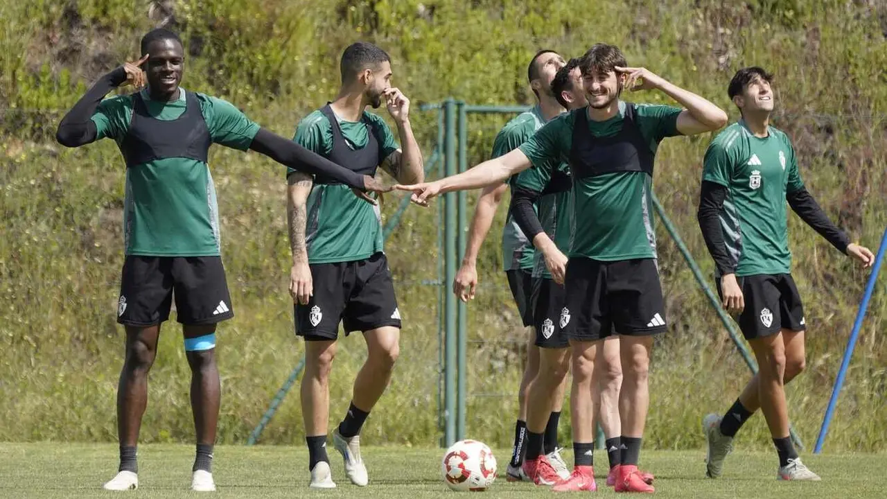 Con el equipo al completo, buenas sensaciones y la grada entregada, los blanquiazules quieren ganar a su máximo rival, recuperar el golaveraje y asaltar el liderato. Fotos: SD Ponferradina