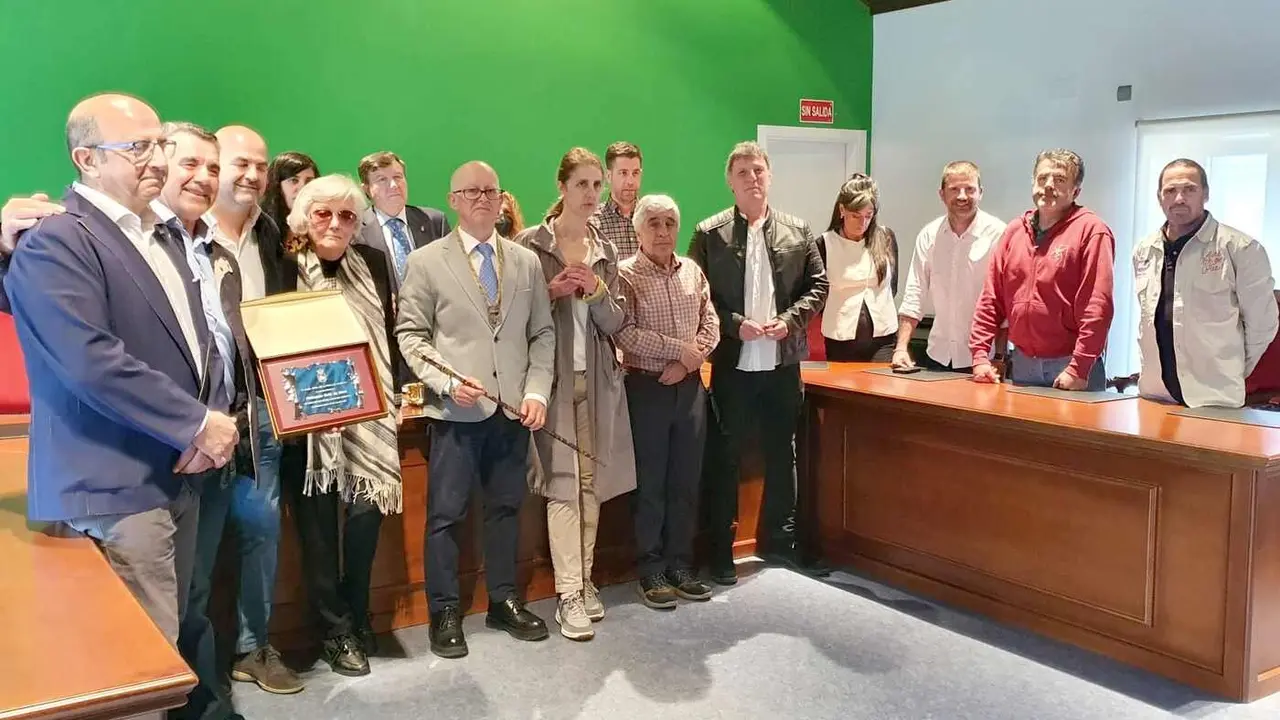 El Ayuntamiento reconoce la labor de sus empleados jubilados y de todos los alcaldes democráticos en una jornada festiva marcada por la tradición y el orgullo comarcal.