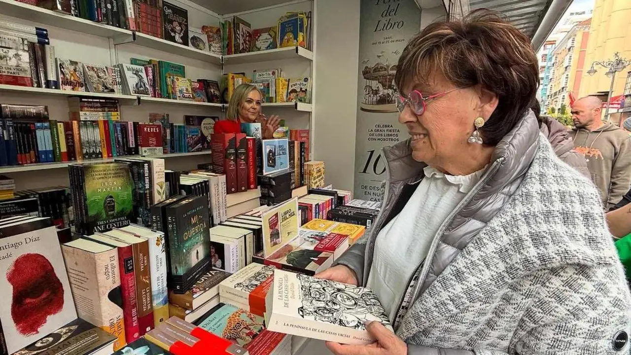 La concejala de Acción y Promoción Cultural, Elena Aguado, en la Feria del Libro de León.