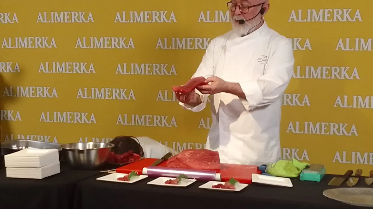 El chef Ricardo Sanz deleita a más de cien clientes en León con un exclusivo menú de fusión japonesa-mediterránea para homenajear el producto estrella de la temporada.