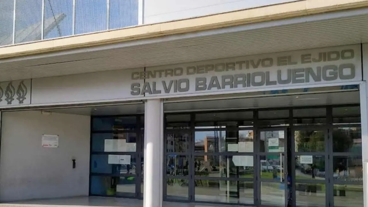 Imagen del acceso principal al polideportivo Salvio Barrioluengo.