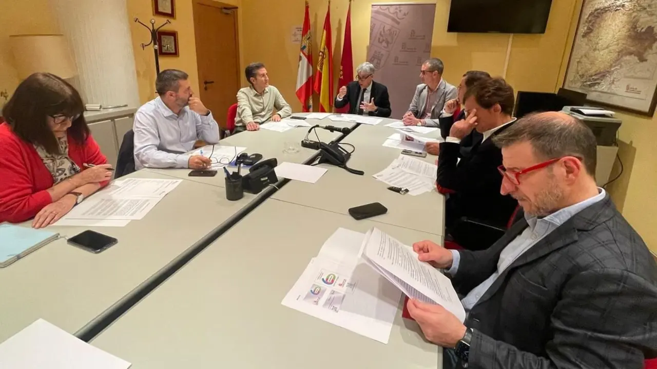 Eduardo Diego, durante su reunión este viernes con las asociaciones de comerciantes y cámaras de comercio de la provincia. / JCYL