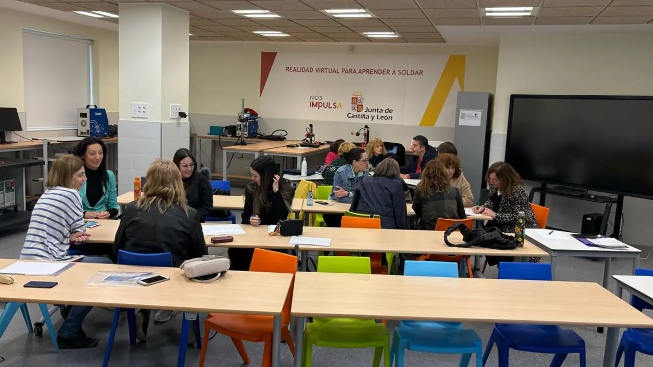 La Junta y CaixaBank Dualiza acercan la Formación Profesional a 50 de orientadores de León y Zamora.