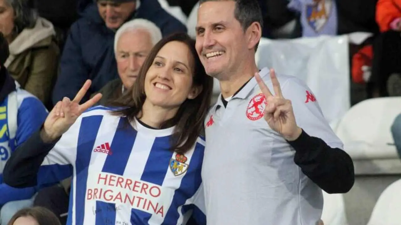 Dos aficionados de Ponferradina y Cultural, juntos durante un derbi. Foto: Isaac Llamazares