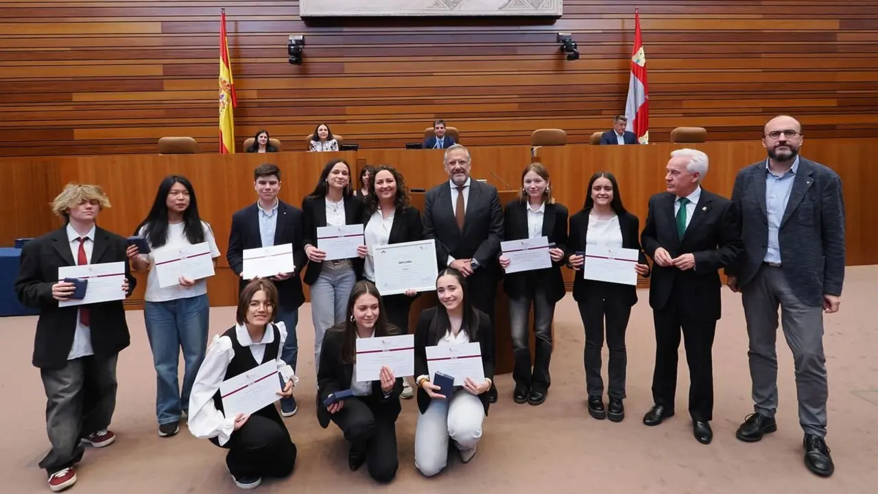 El presidente de las Cortes, Carlos Pollán, posa junto a los alumnos y profesores de Santa María del Páramo tras vencer en la final de la IX Liga de Debate de Castilla y León. / ICAL