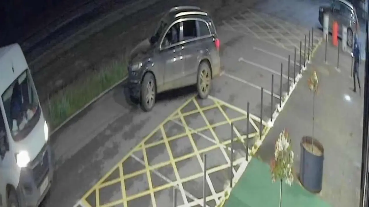 Imagen de la cámara de seguridad en la que se aprecian dos de los vehículos implicados en el robo.