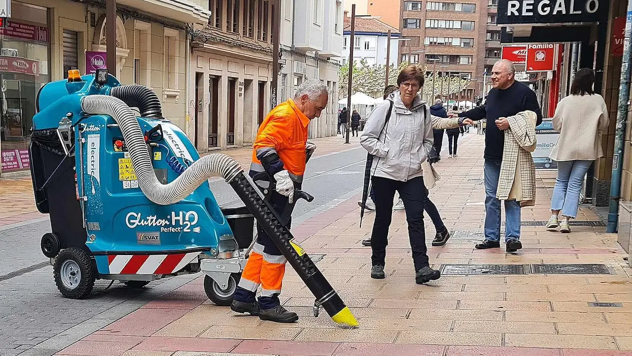 Los nuevos aspiradores urbanos pasan a formar parte del paisaje cotidiano de la ciudad y absorben cada día más superficie de trabajo dejando a un lado el tradicional cubo y el cepillo.