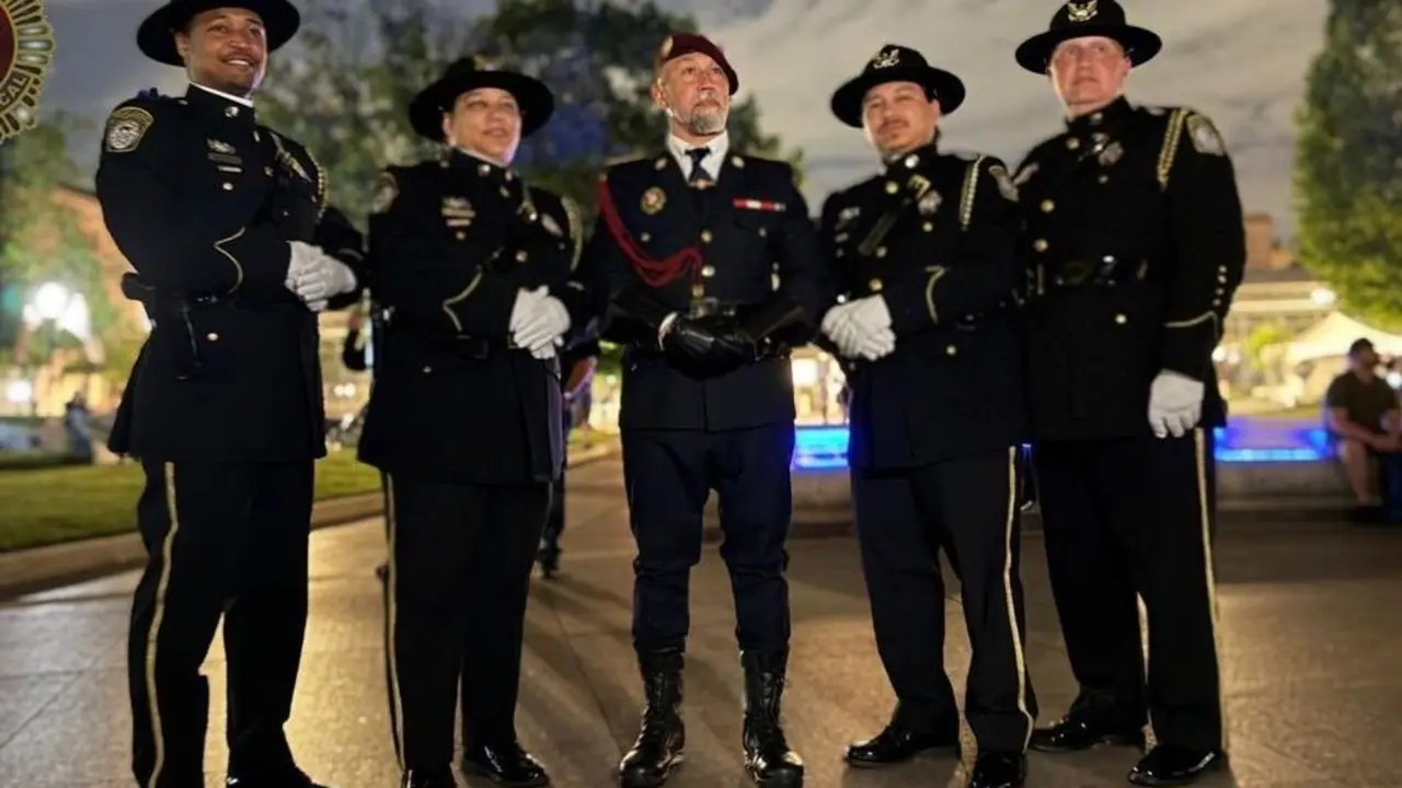 El agente Felix Casado, de la Policía Local de León (centro) durante su participación en la Guardia de Honor de Estados Unidos. / POLICÍA LOCAL DE LEÓN