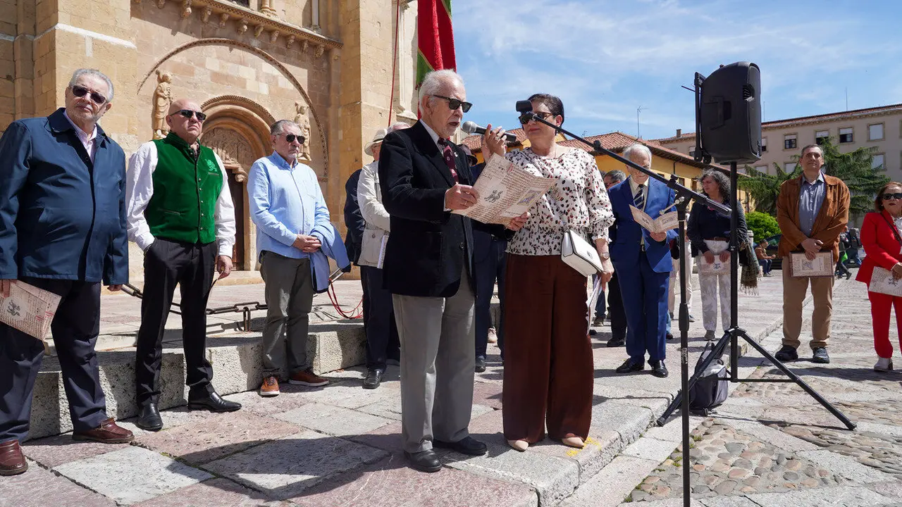 Acto de lectura de los Decreta de 1188 del rey Alfonso IX, precedida por un breve discurso de Juan Pedro Aparicio, a cargo de una treintena de personas