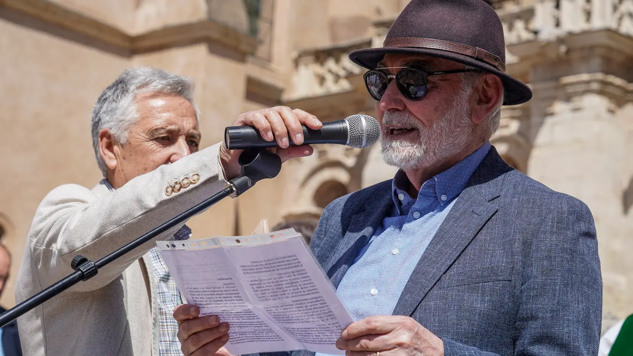 Acto de lectura de los Decreta de 1188 del rey Alfonso IX, precedida por un breve discurso de Juan Pedro Aparicio, a cargo de una treintena de personas
