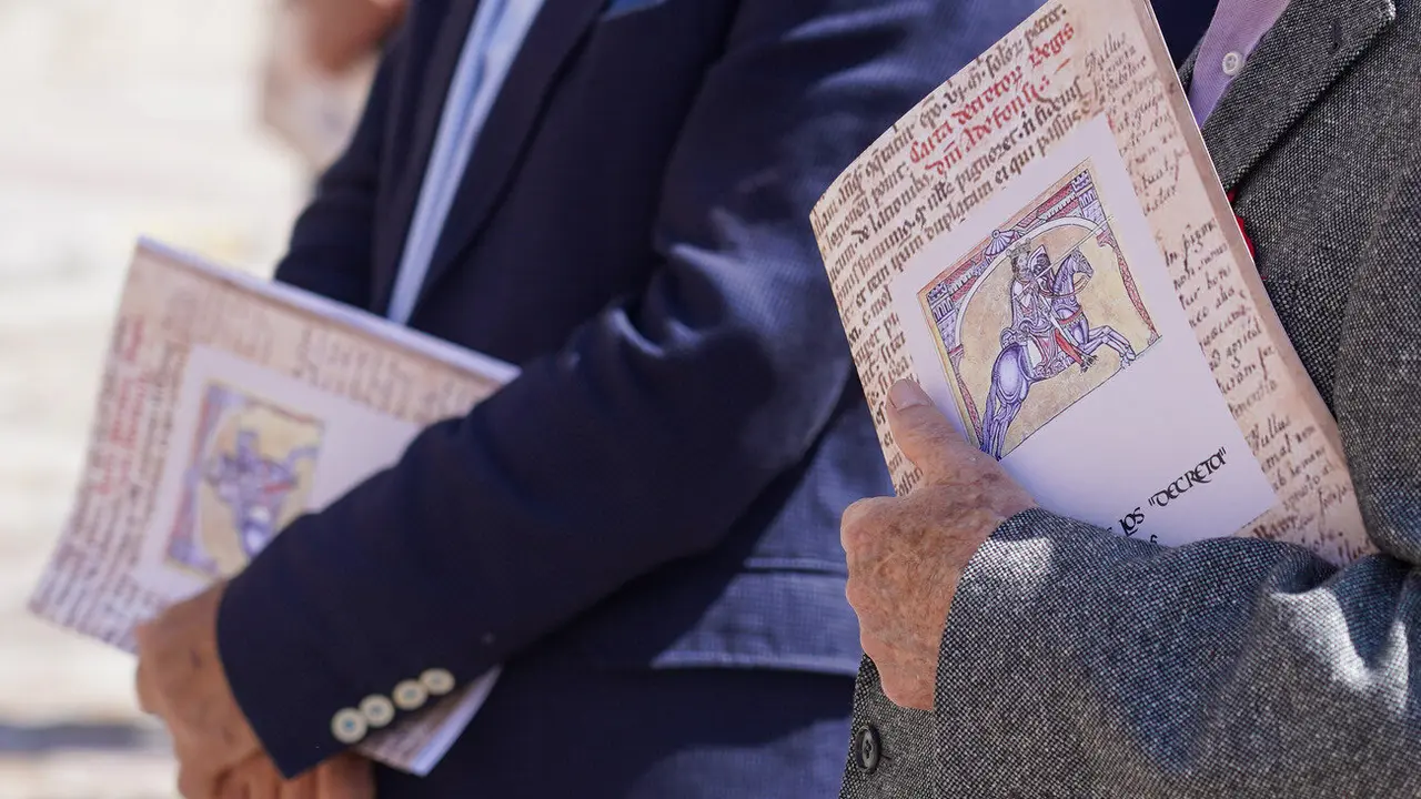 Acto de lectura de los Decreta de 1188 del rey Alfonso IX, precedida por un breve discurso de Juan Pedro Aparicio, a cargo de una treintena de personas