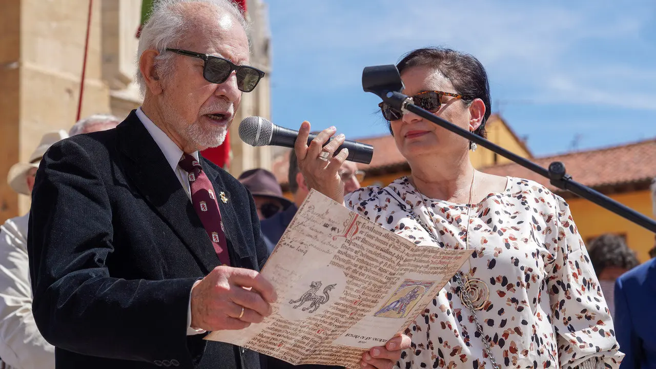 Acto de lectura de los Decreta de 1188 del rey Alfonso IX, precedida por un breve discurso de Juan Pedro Aparicio, a cargo de una treintena de personas. Foto: Campillo.