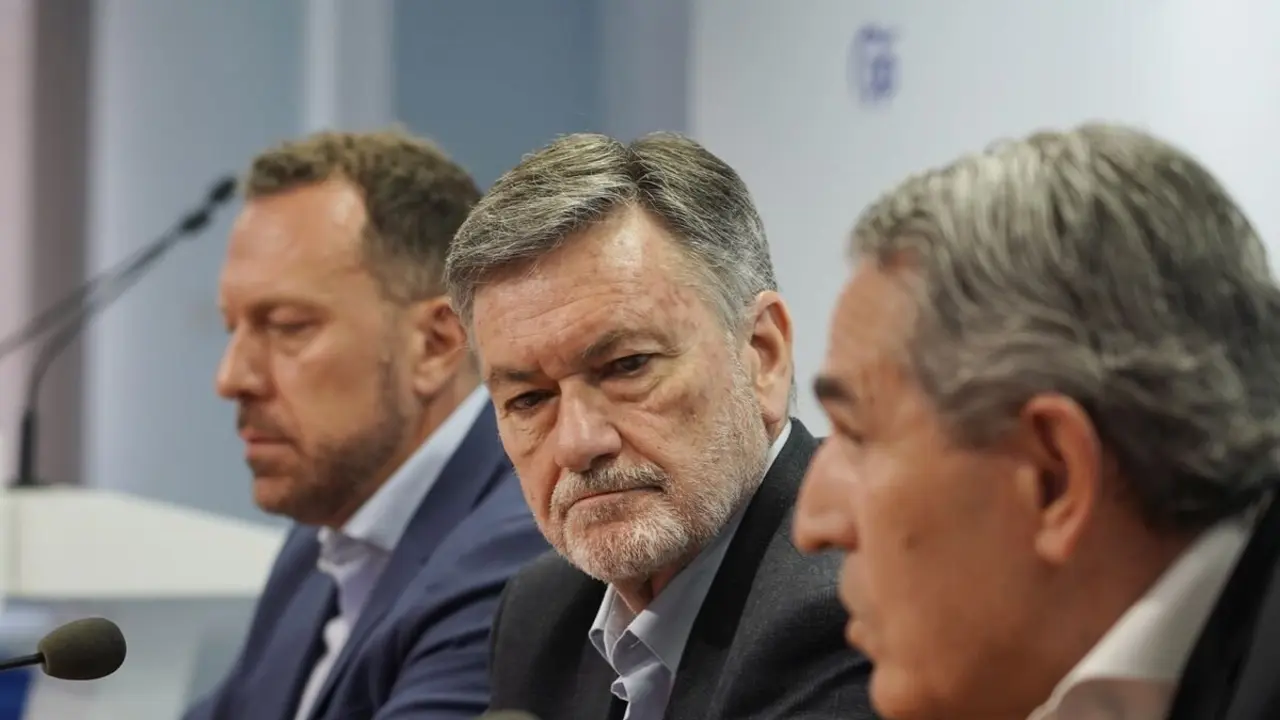 El secretario general del Partido Popular de Castilla y León, Francisco Vázquez y los portavoces en materia de transportes del Senado y del Congreso, Juan José Sanz Vitorio y Héctor Palencia, analizan la política de transportes del Gobierno y sus consecuencias en Castilla y León. / ICAL