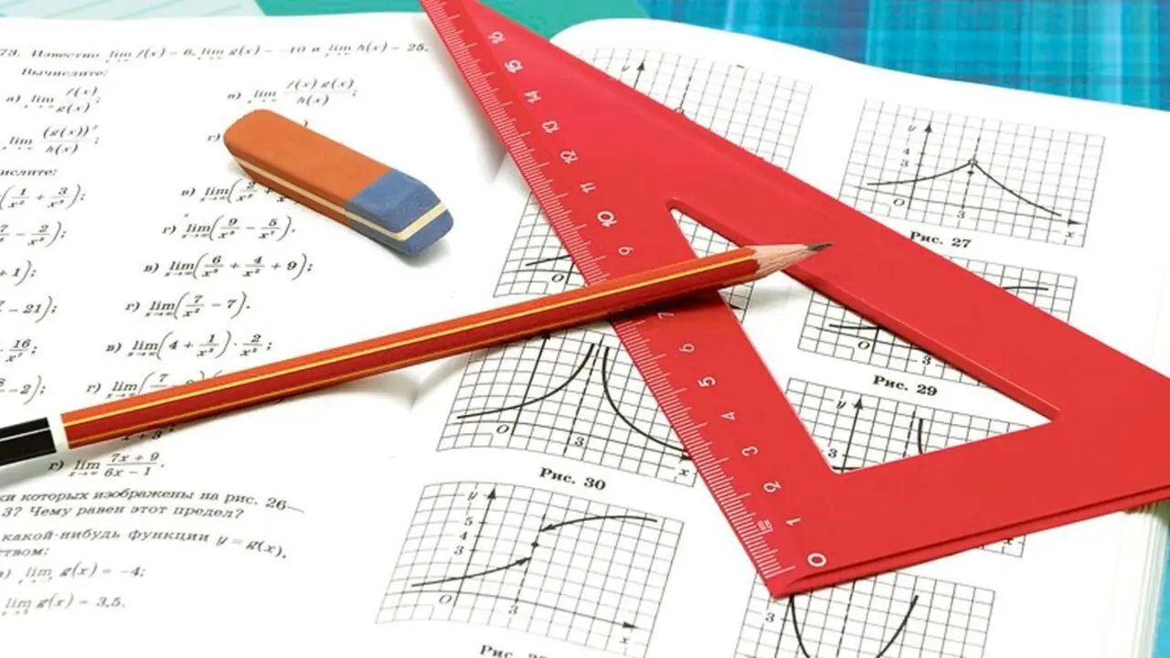 Imagen de archivo de un libro de texto de matemáticas.