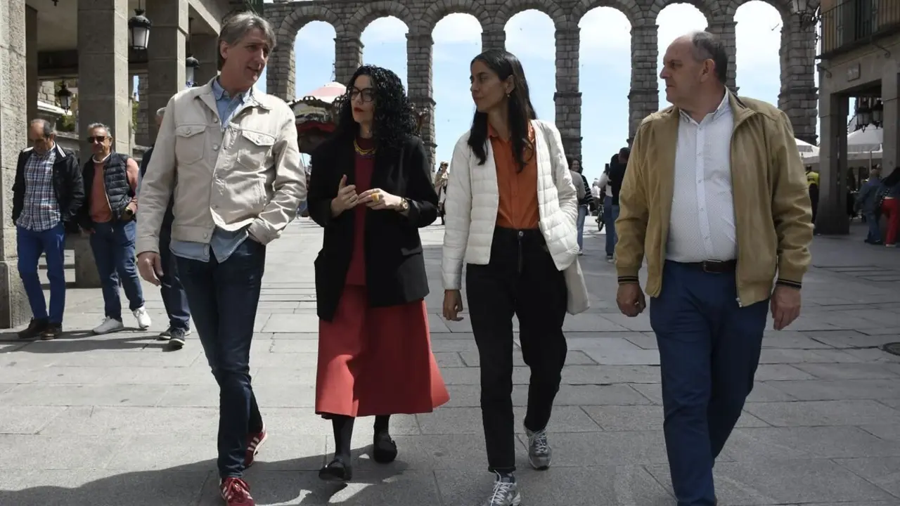 El secretario general del PSOE en Castilla y León, Carlos Martínez, atiende a los medios durante la Conferencia Sectorial de Cultura que organiza ese partido en Segovia junto a la consejera de Cultura del Principado de Asturias, Ana Vanesa Gutiérrez y la secretaria de Cultura del PSOECYL, Manuela Villa. / ICAL