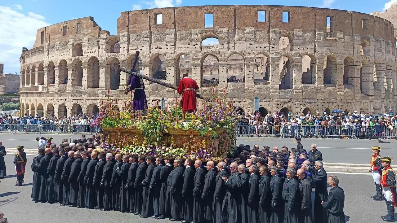 El Nazareno pasa ante el Coliseo Romano.